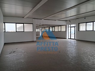 Attività commerciale in Affitto a Pontedera, 2'500€, 320 m²