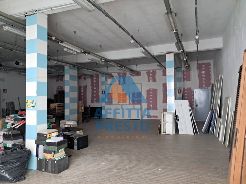 Magazzino in Affitto a San Miniato, 650€, 200 m²