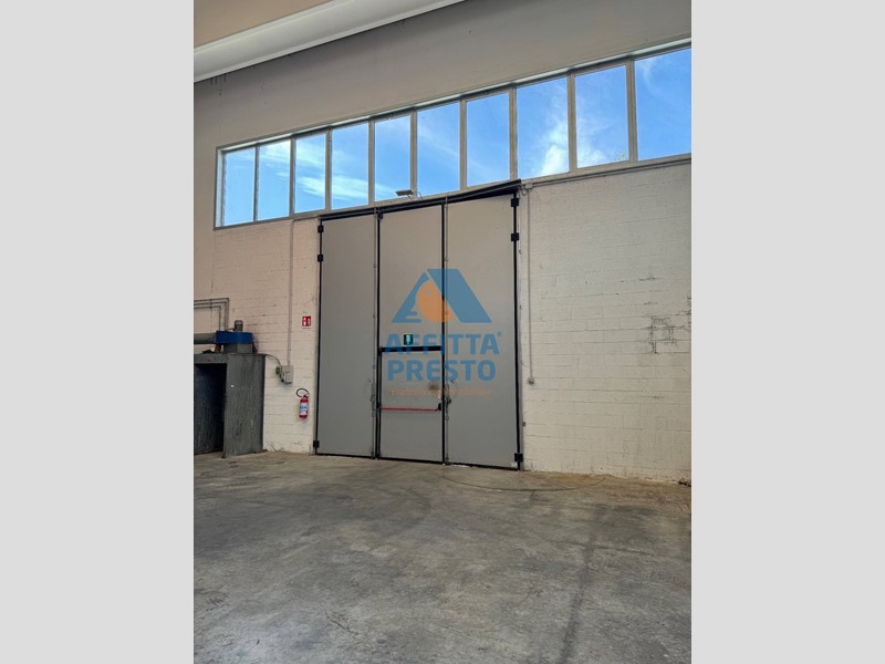 Capannone in Affitto a Santa Croce sull'Arno, 2'600€, 861 m²