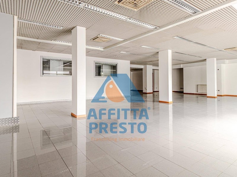 Ufficio in Affitto a Santa Croce sull'Arno, 2'500€, 400 m²