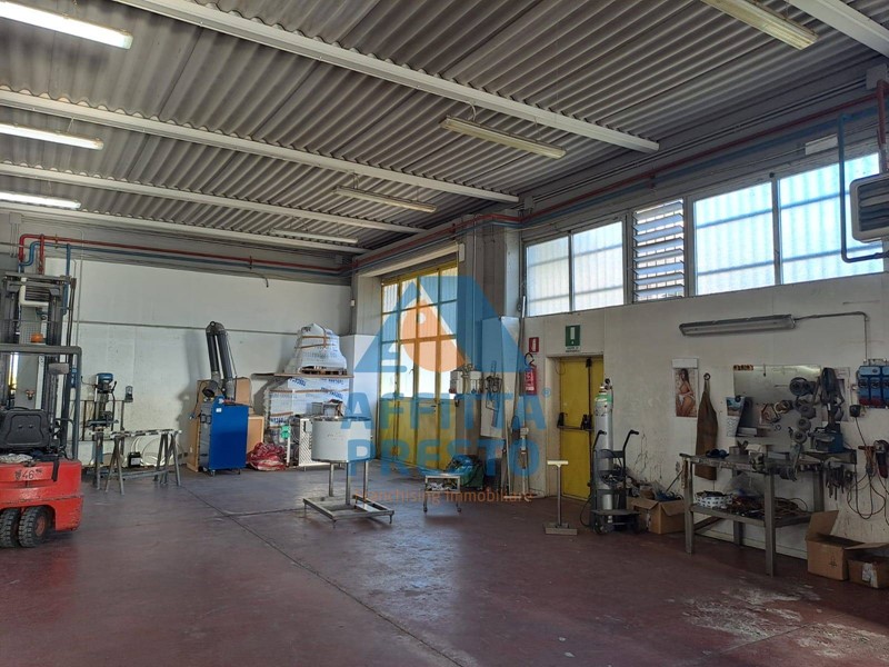 Attività commerciale in Affitto a Empoli, 3'500&euro;, 550 m²