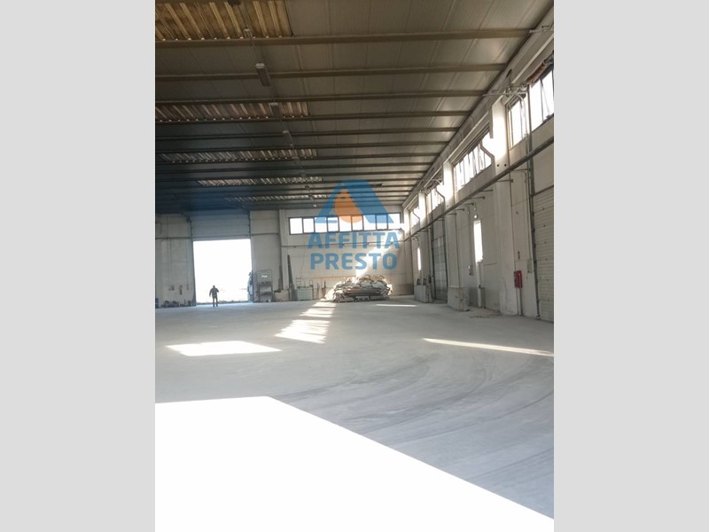 Magazzino in Affitto a Piombino, 2500 m²