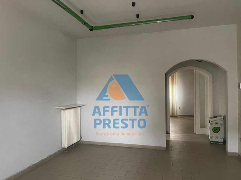 Attività commerciale in Affitto a San Miniato, 600€, 70 m²