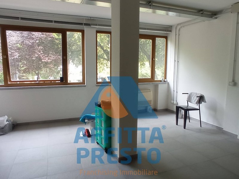 Ufficio in Affitto a Vinci, 1'300€, 165 m²