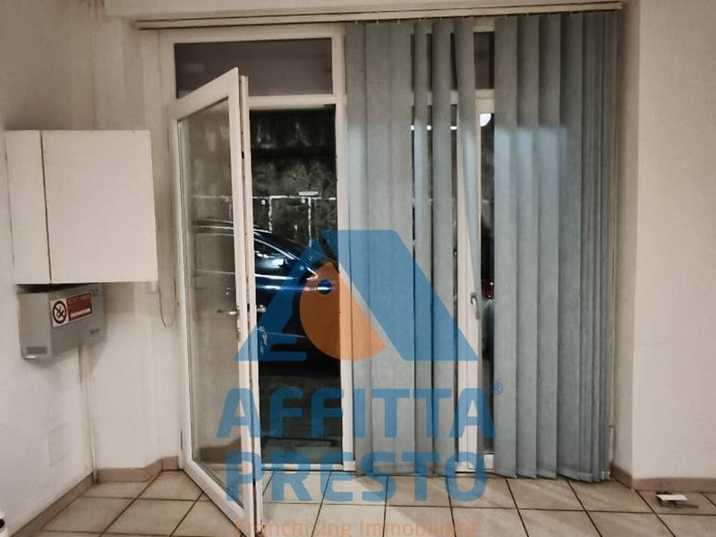 Attività commerciale in Affitto a Lastra a Signa, 850€, 65 m²