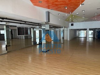 Attività commerciale in Affitto a Santa Croce sull'Arno, 350 m²