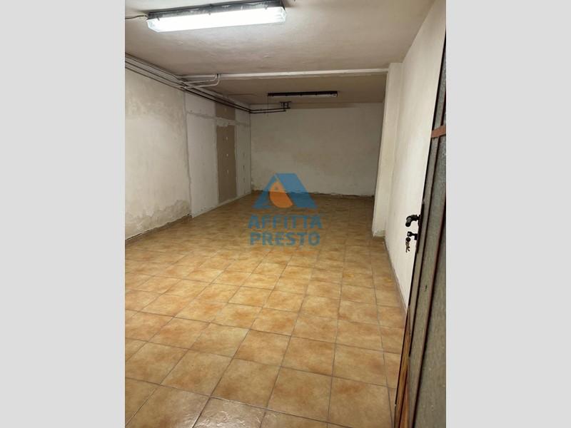 Magazzino in Affitto a San Miniato, 300€, 30 m²