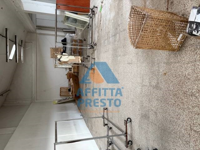 Magazzino in Affitto a Empoli, 500 m²