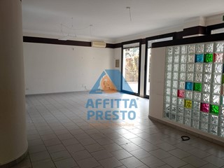 Attività commerciale in Affitto a Empoli, 1'500&euro;, 150 m²