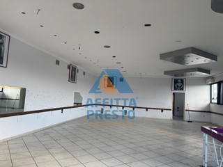 Attività commerciale in Affitto a Cerreto Guidi, 1'500€, 400 m²