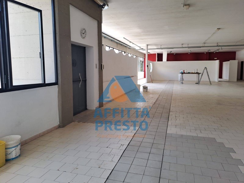 Attività commerciale in Affitto a Vinci, 2'800€, 480 m²