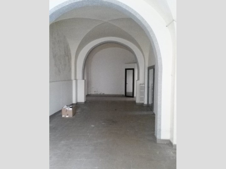Attività commerciale in Affitto a Empoli, 1'200&euro;, 110 m²