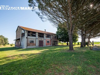Rustico in Vendita a Jolanda di Savoia, 179'000€, 270 m²