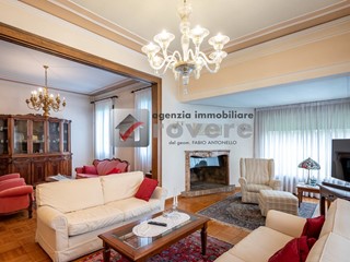Villa in Vendita a Maserada sul Piave, 440'000€, 299 m²