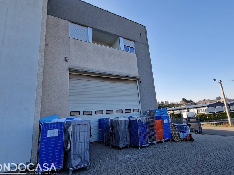 Capannone in Vendita a Cucciago, 320'000€, 400 m²