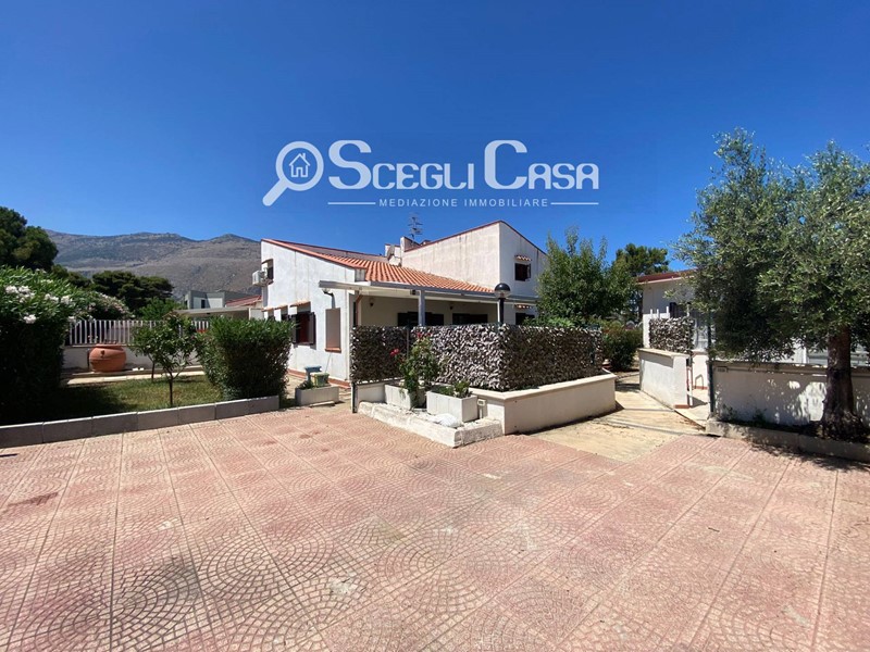 Villa in Vendita a Carini, 260'000€, 330 m²