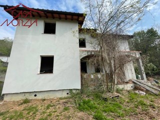Casa Indipendente in Vendita a Barga, 155'000&euro;, 200 m²