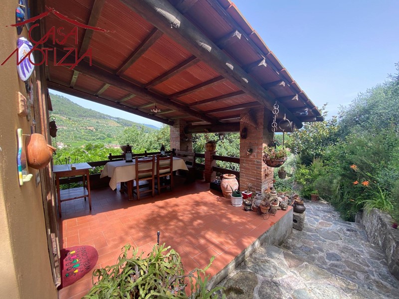 Rustico in Vendita a Capannori, 590'000€, 250 m²