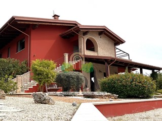 Villa in Vendita a Colonnella, 880'000€, 570 m²