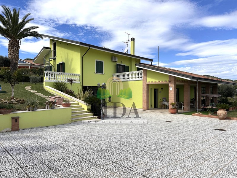 Villa in Vendita a Martinsicuro, 679'000€, 398 m²