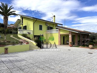 Villa in Vendita a Martinsicuro, 679'000€, 398 m²