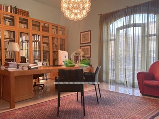 Immobile commerciale in Vendita a Nereto, 115'000€, 95 m², con Box