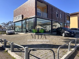 Immobile commerciale in Vendita a Martinsicuro, 250'000€, 158 m²