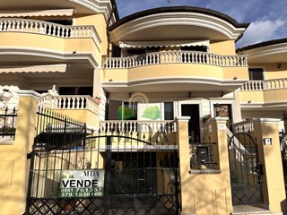 Quadrilocale in Vendita a Nereto, 160'000€, 140 m²