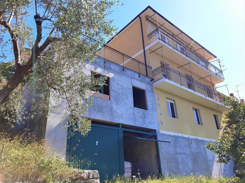 Casa Indipendente in Vendita a Cesio, 180'000€, 300 m²