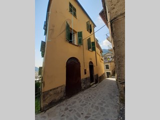 Rustico in Vendita a Rezzo, 85'000€, 240 m²