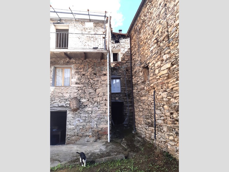 Casa Indipendente in Vendita a Rezzo, 49'000€, 130 m²