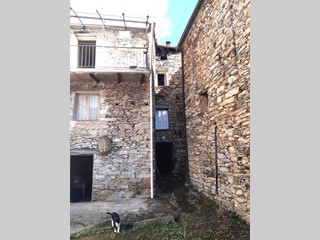 Casa Indipendente in Vendita a Rezzo, 49'000€, 130 m²