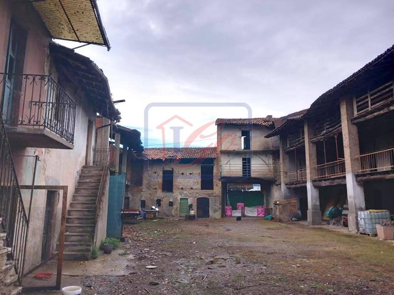 Rustico in Vendita a Boltiere, 240'000€, 2100 m²