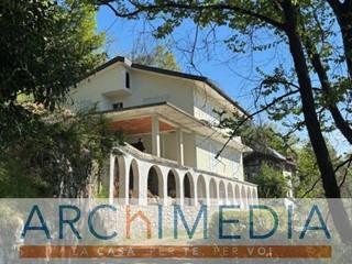 Villa in Vendita a Arcisate, 348'000€, 206 m²