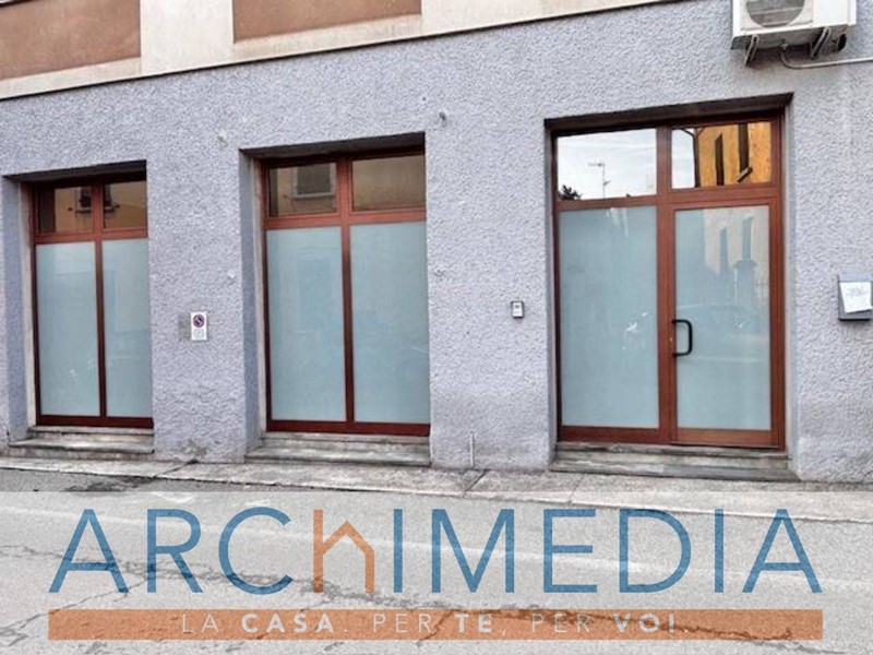 Negozio in Affitto a Malnate, 700&euro;, 60 m²