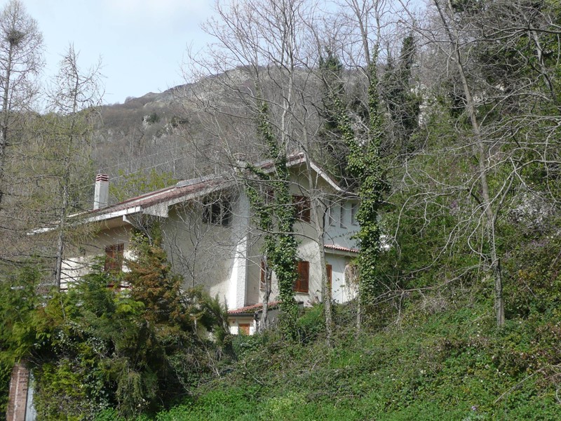Villa in Vendita a Isola del Gran Sasso d'Italia, 180'000€, 250 m²