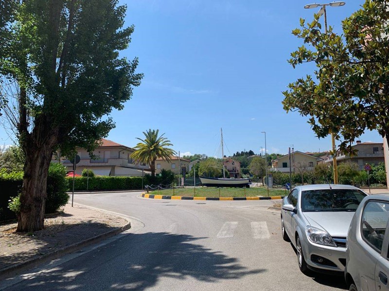 Immobile commerciale in Vendita a Giulianova, 120'000€, 110 m²