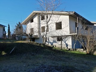 Casa Semi Indipendente in Vendita a Basciano, 85'000€, 240 m²