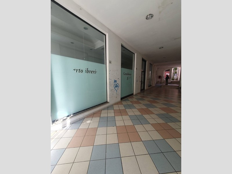 Immobile commerciale in Affitto a Teramo, 1'300&euro;, 200 m²