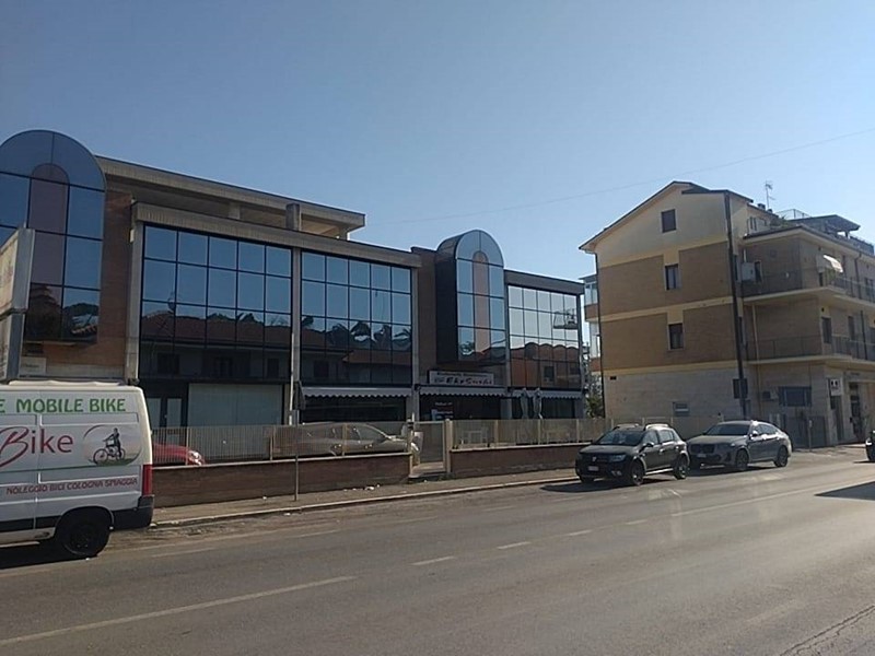 Immobile commerciale in Vendita a Giulianova, 120'000€, 100 m²