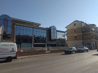 Immobile commerciale in Vendita a Giulianova, 120'000€, 100 m²