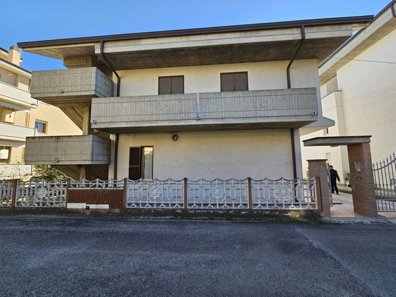 Casa Semi Indipendente in Vendita a Giulianova, 265'000€, 250 m²