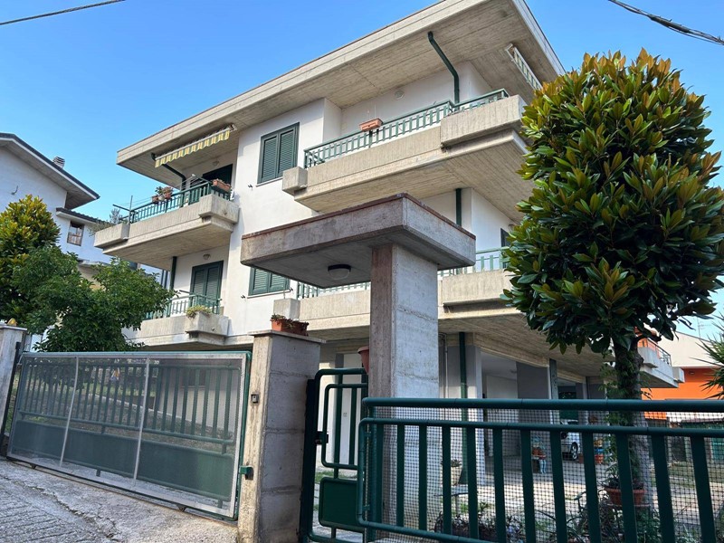 Villa in Vendita a Teramo, 300'000€, 400 m²