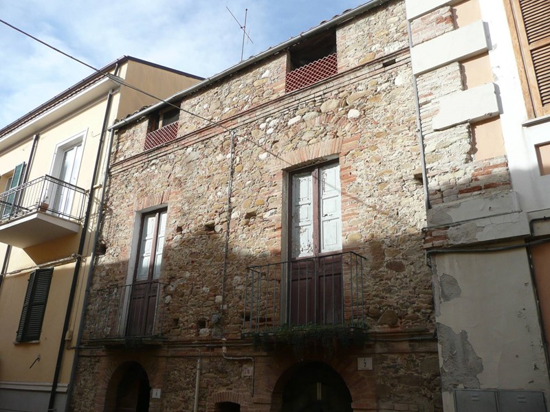 Casa Semi Indipendente in Vendita a Teramo, 110'000€, 210 m²