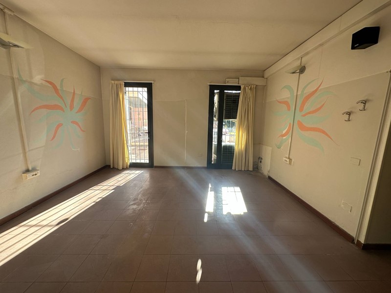 Immobile commerciale in Affitto a Calcinaia, 900€, 100 m²