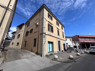 Immobile commerciale in Vendita a Calcinaia, 89'000€, 106 m²