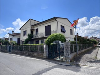 Villa in Vendita a Calcinaia, 339'000€, 332 m²
