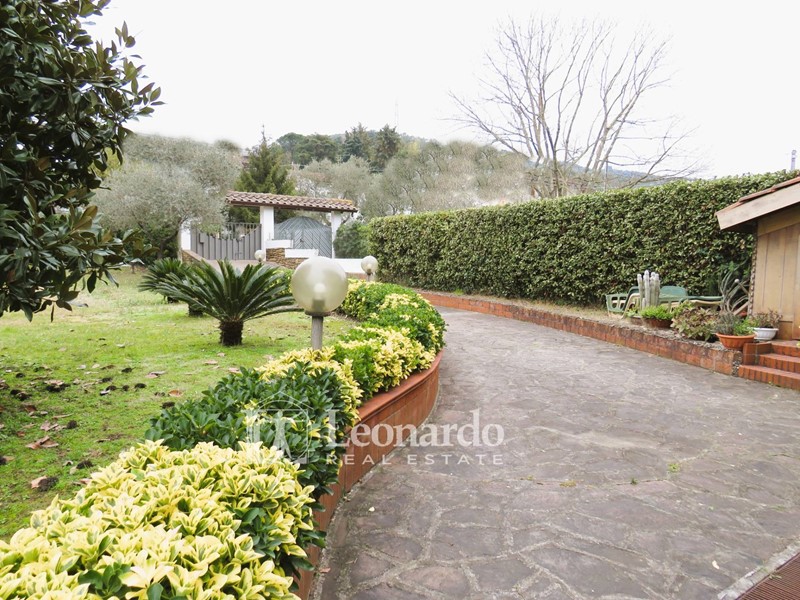 Casa Indipendente in Vendita a Massarosa, 450'000€, 300 m²