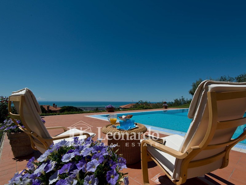 Villa in Vendita a Massarosa, 2'300'000€, 445 m², con Box