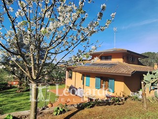 Villa in Vendita a Massarosa, 698'000€, 225 m²